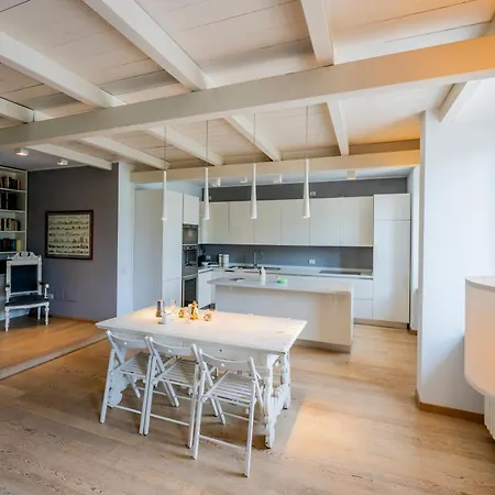 公寓 Overlooking The *